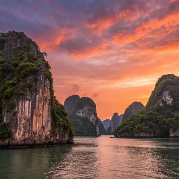 Hoàng hôn trên Vịnh Hạ Long - Ảnh của Lê Thị B